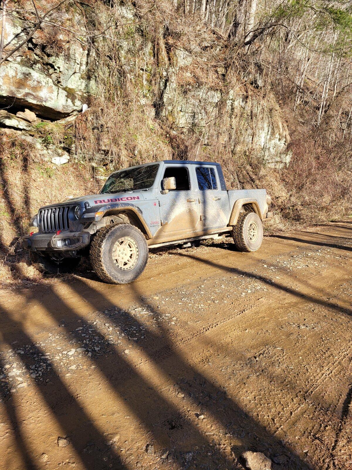 Jeep Gladiator Snow on Tray Mtn. 20201227_152533