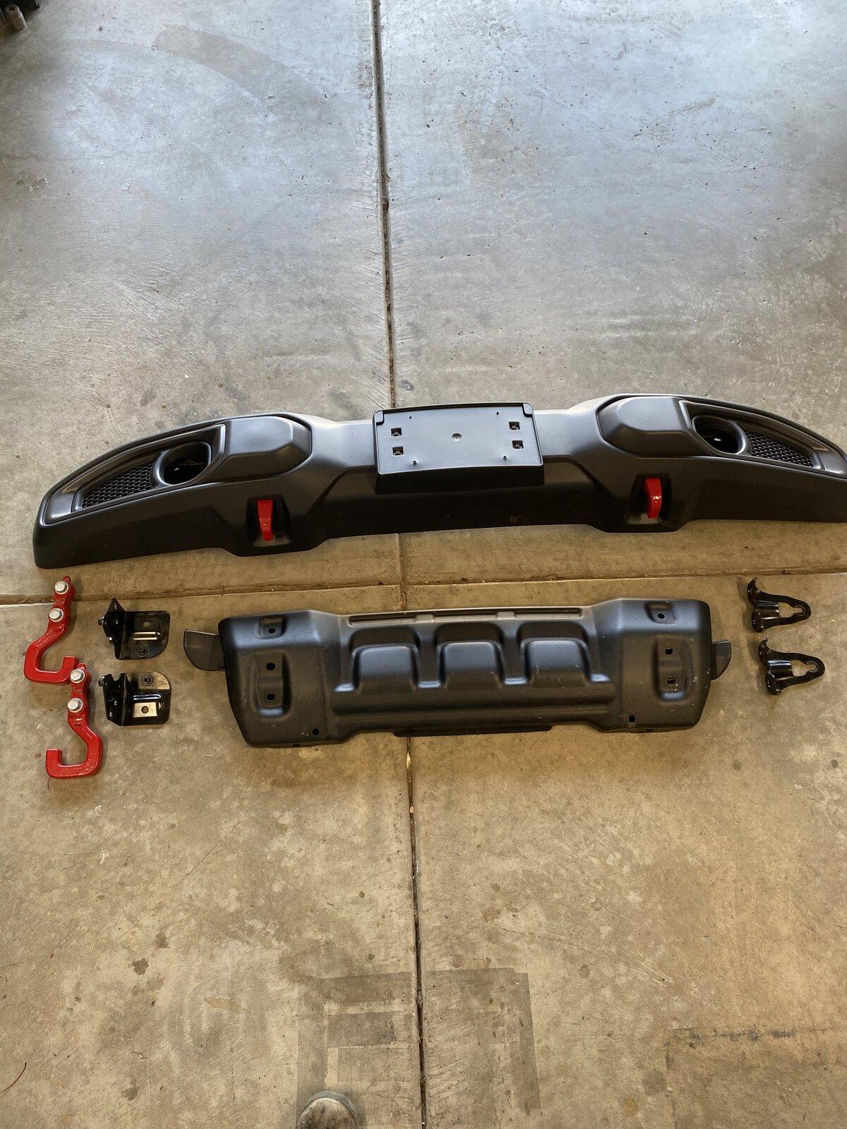 Jeep Gladiator Rubicon Factory Front Bumper 96227464-C423-4CCA-B696-CDF7C08CD522