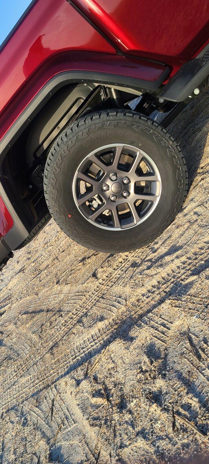 Jeep Gladiator 35s on Stock Wheels 20201231_163547