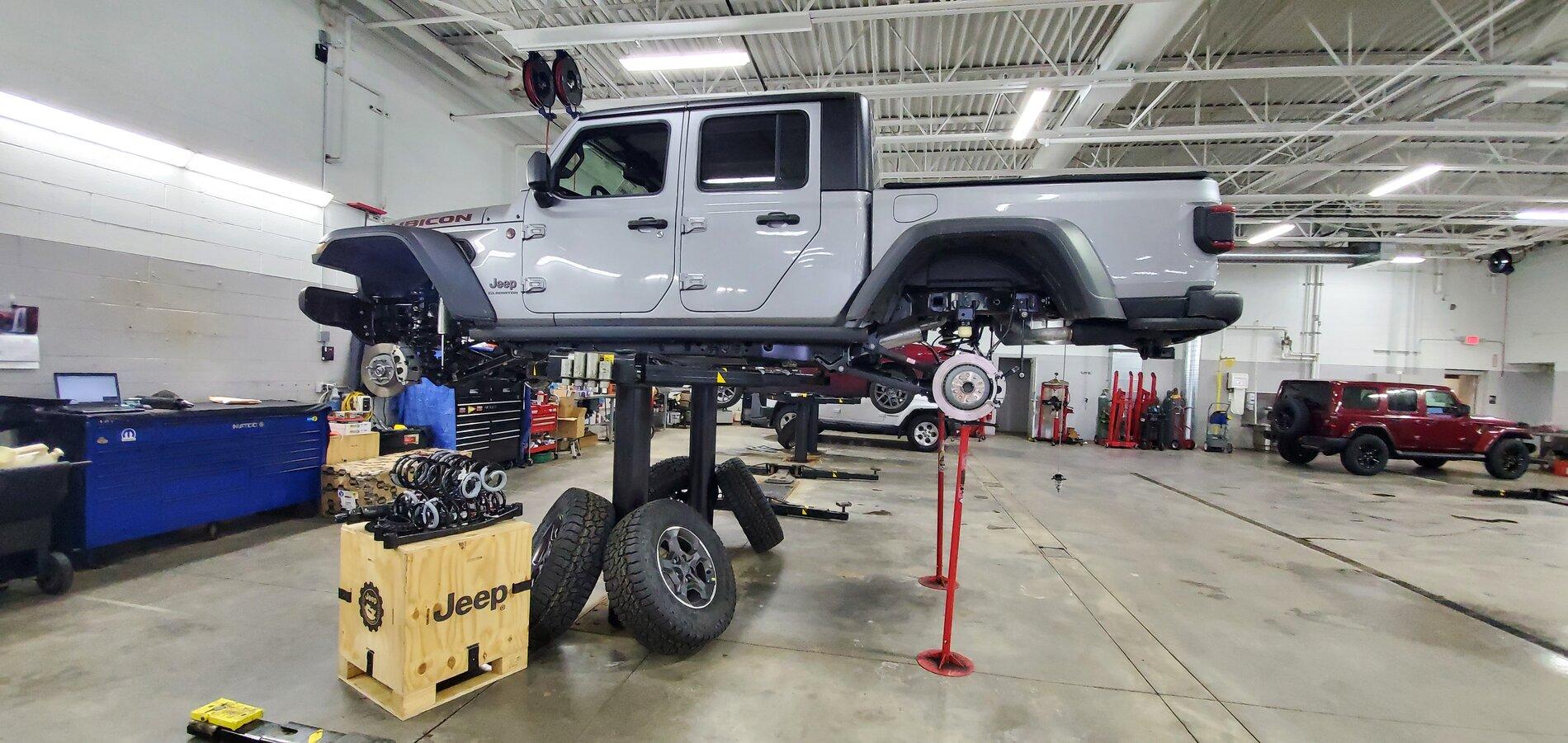 Jeep Gladiator BILLET SILVER Gladiator JT Club Up in the air