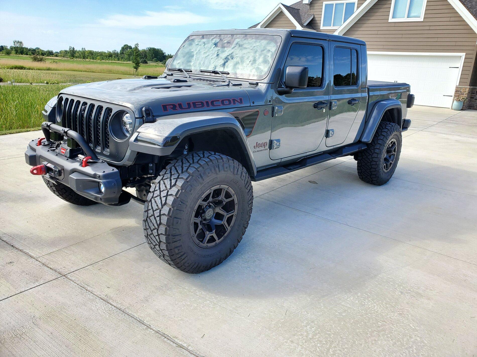 Jeep Gladiator 37" Ridge Grapplers, 18" Black Rhinos 20200813_155611