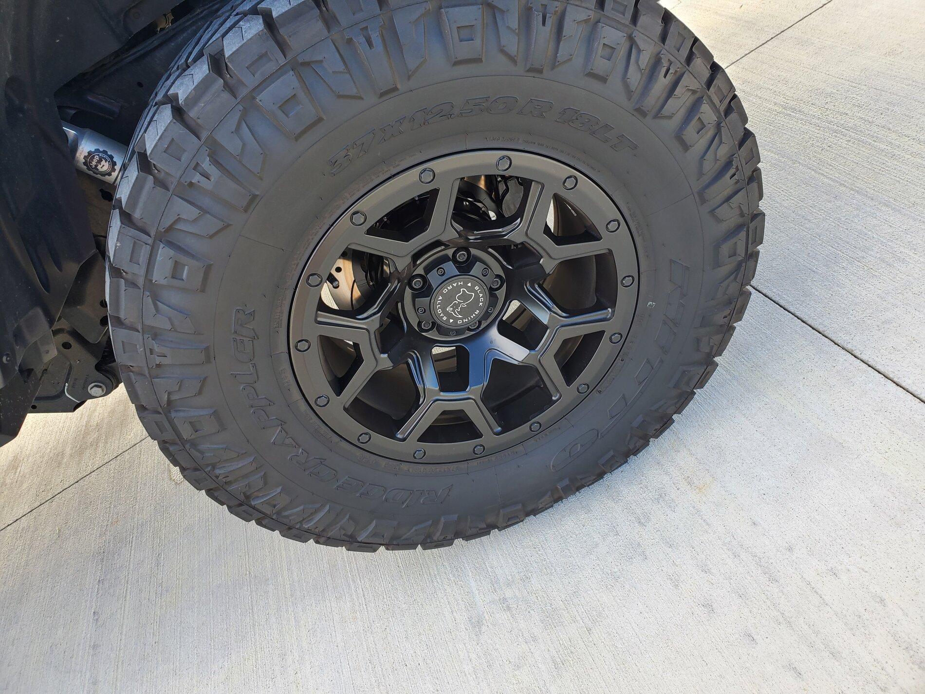 Jeep Gladiator 37" Ridge Grapplers, 18" Black Rhinos 20200813_155627