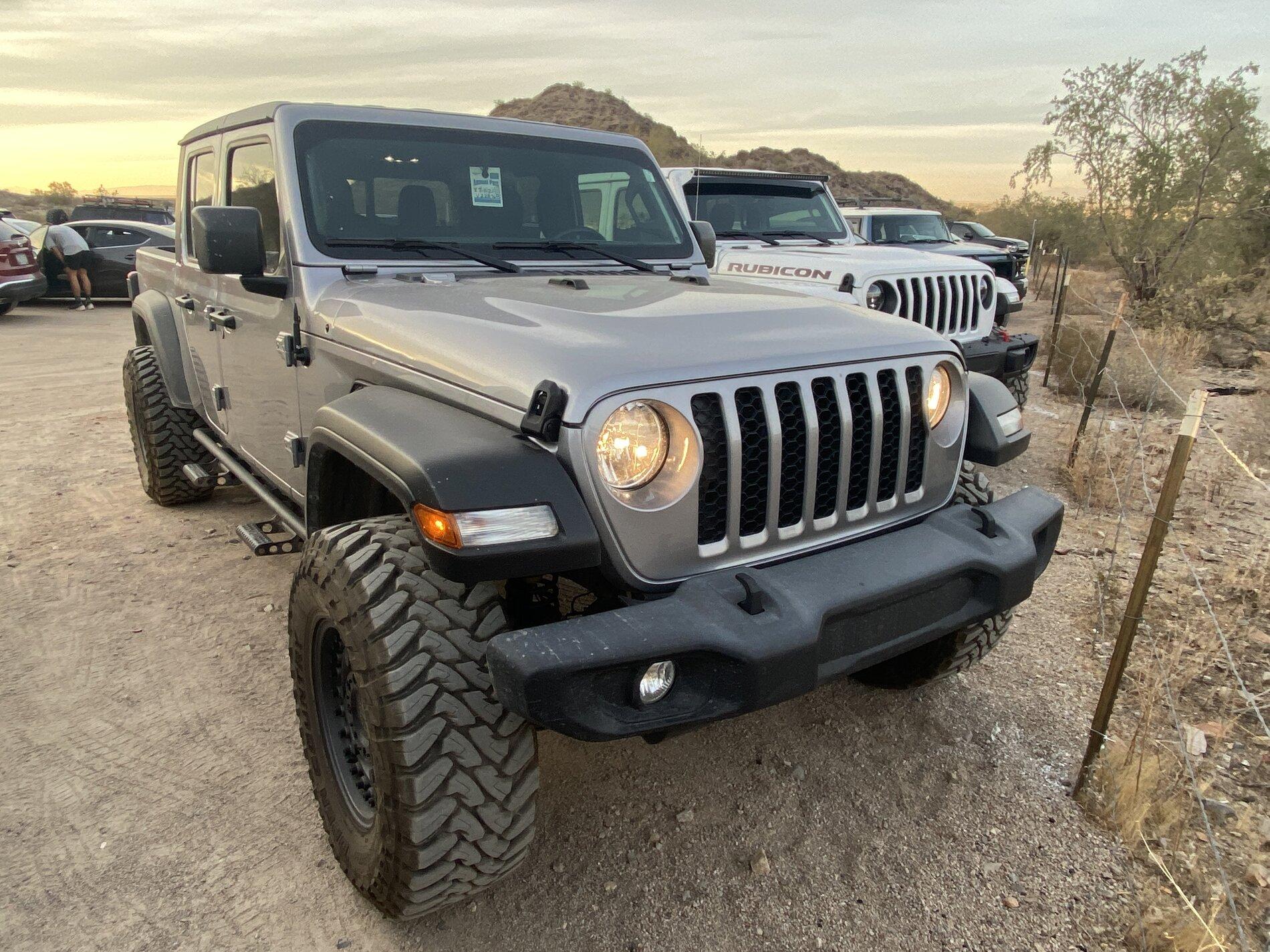 Jeep Gladiator Jeeps Parking Next To Jeeps IMG_4697.JPG