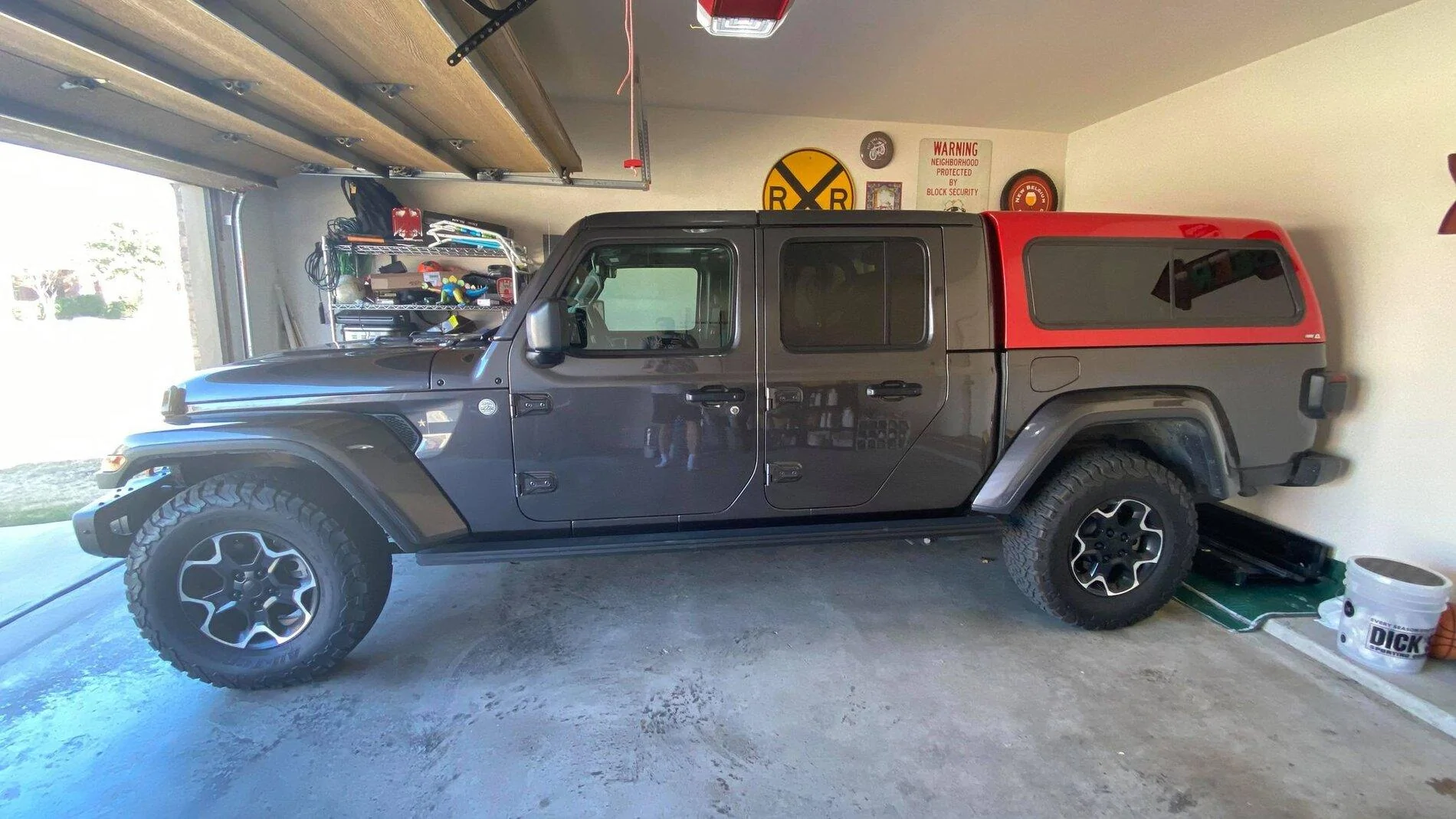 Jeep Gladiator Question for those who have an A.R.E. bed cap 136377750_233848114787627_252417199796662750_n