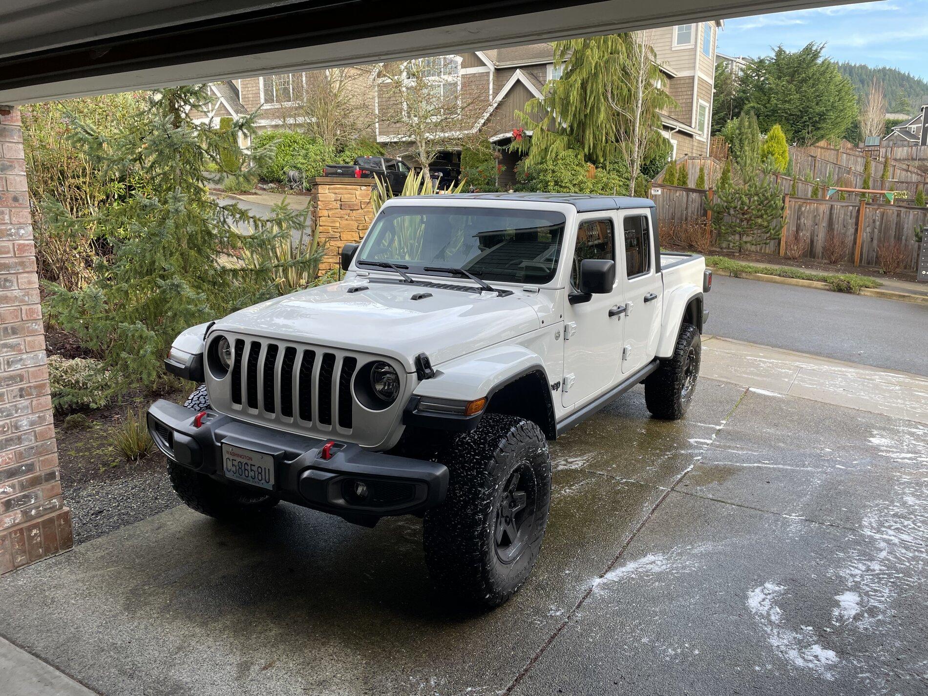 Jeep Gladiator BRIGHT WHITE Gladiator JT Club F89D0418-8006-4B14-9BC9-FFA75F59269C