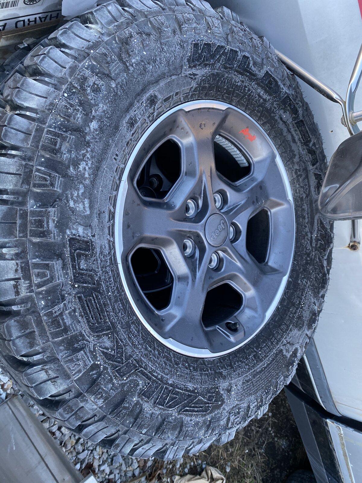 Jeep Gladiator JT Rubicon suspension and wheels and tires 56BEBDD1-AD6F-4CD7-BAA1-1F6AF628416C