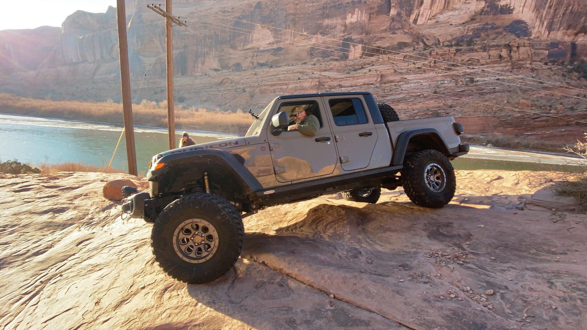 Jeep Gladiator Gladiator Glamour Shots C77EF3DB-25B3-49EB-A633-AB89AAED146D