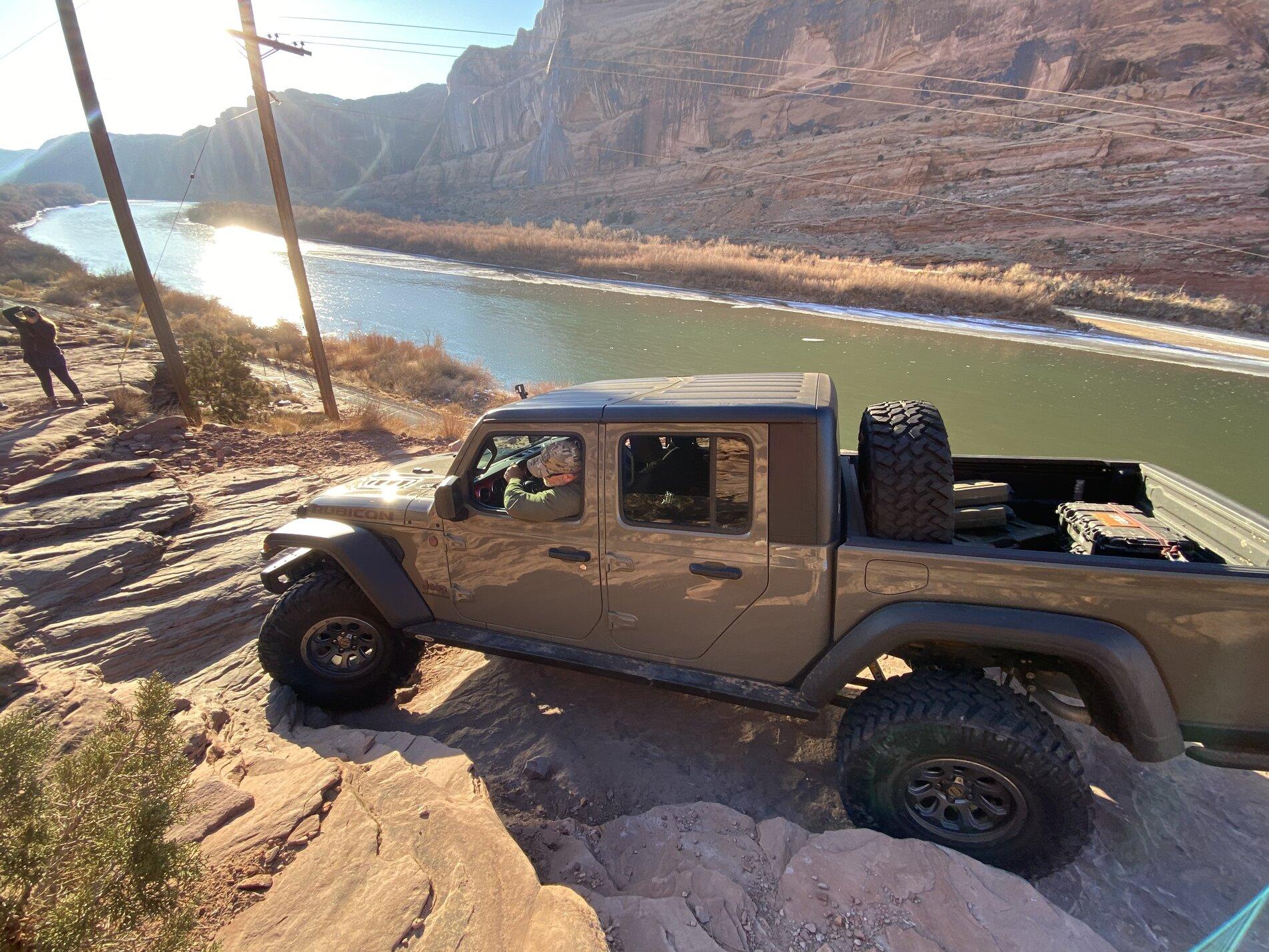 Jeep Gladiator Gladiator Glamour Shots 76562C19-B8FC-4CE3-BD5C-DC97E8FDED00