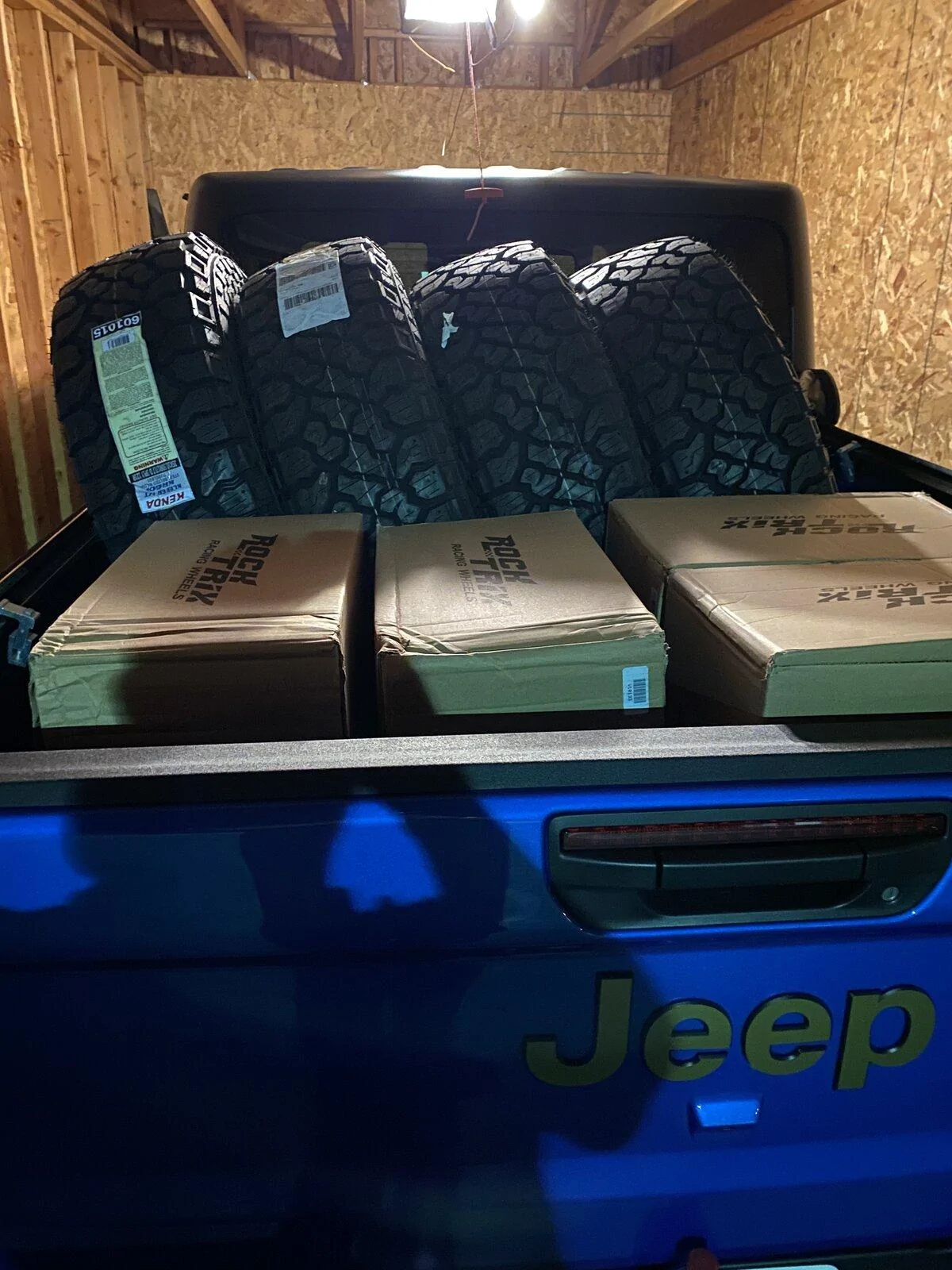 Jeep Gladiator HYDRO BLUE PEARL Gladiator JT Club F141C81B-4B34-4999-883C-7BBCEF44041E