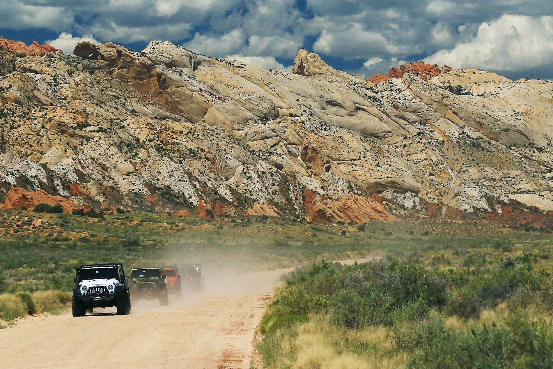 Jeep Gladiator So why do people like ground tents? WABDR, Jul 15, 5_1295, Jeeps on Burr Trail