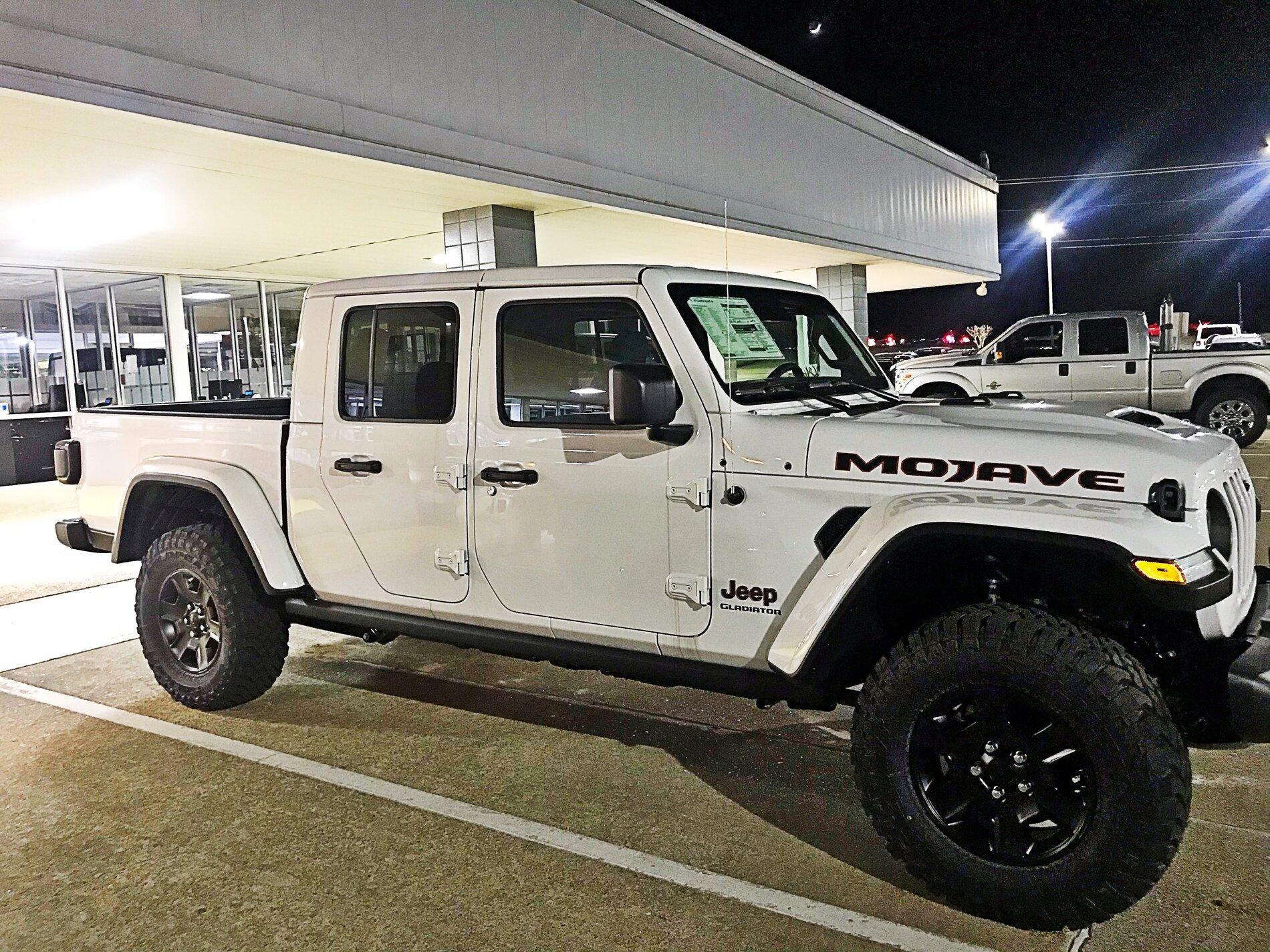 Jeep Gladiator BRIGHT WHITE Gladiator JT Club B73974F1-374F-438C-9884-EC0D0E6D2169