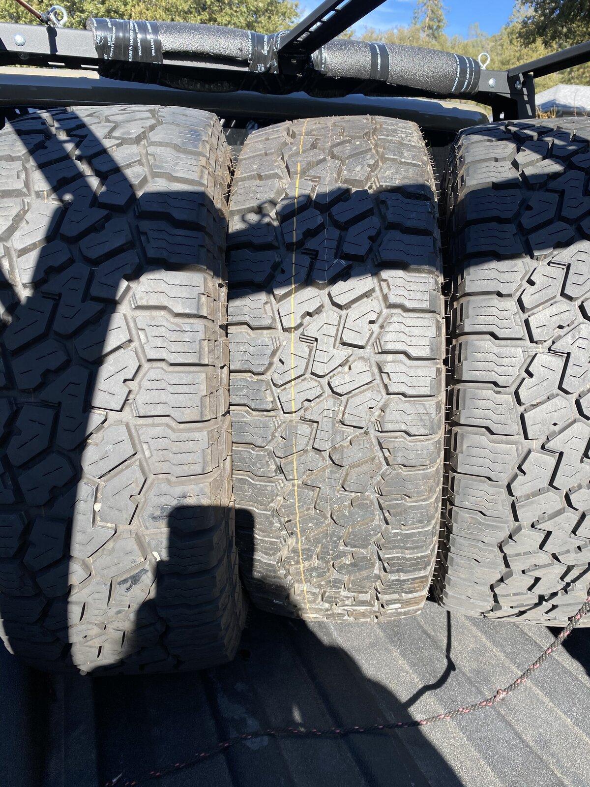 Jeep Gladiator Rubicon fallen tires DC3526A2-5DC7-4728-8E6A-830E5DA02351