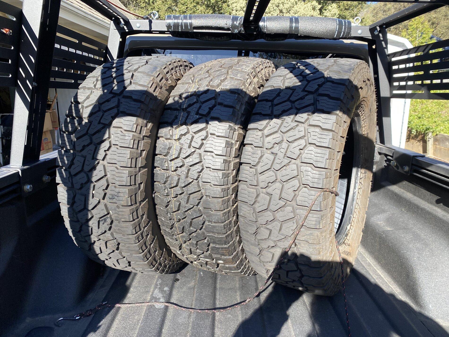Jeep Gladiator Rubicon fallen tires BD23596B-04FD-410D-94E4-4B48E04EB561