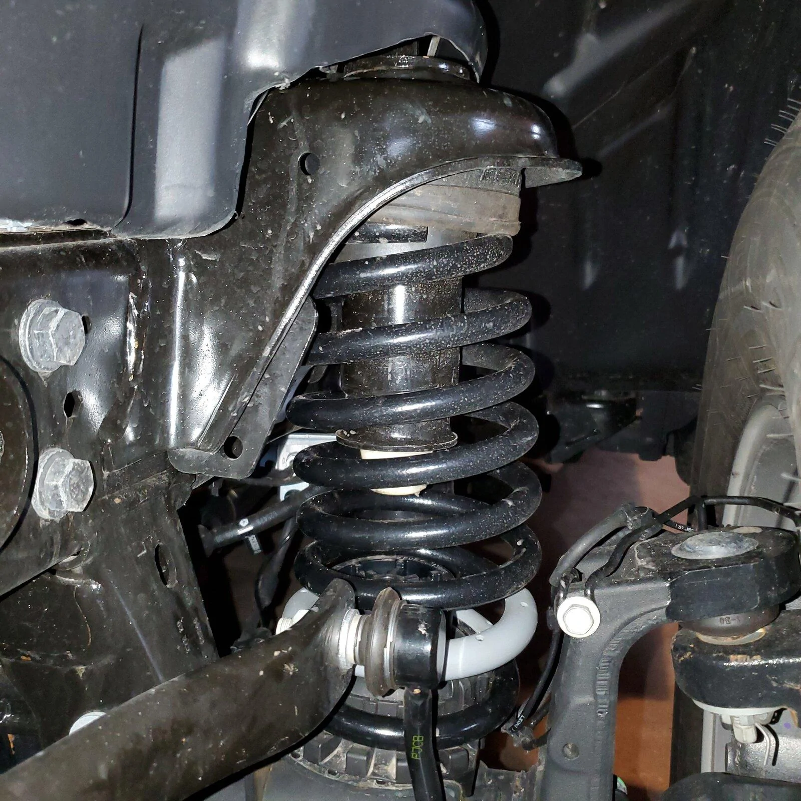 Jeep Gladiator Level kits causing a front spring bow? 20210120_143937