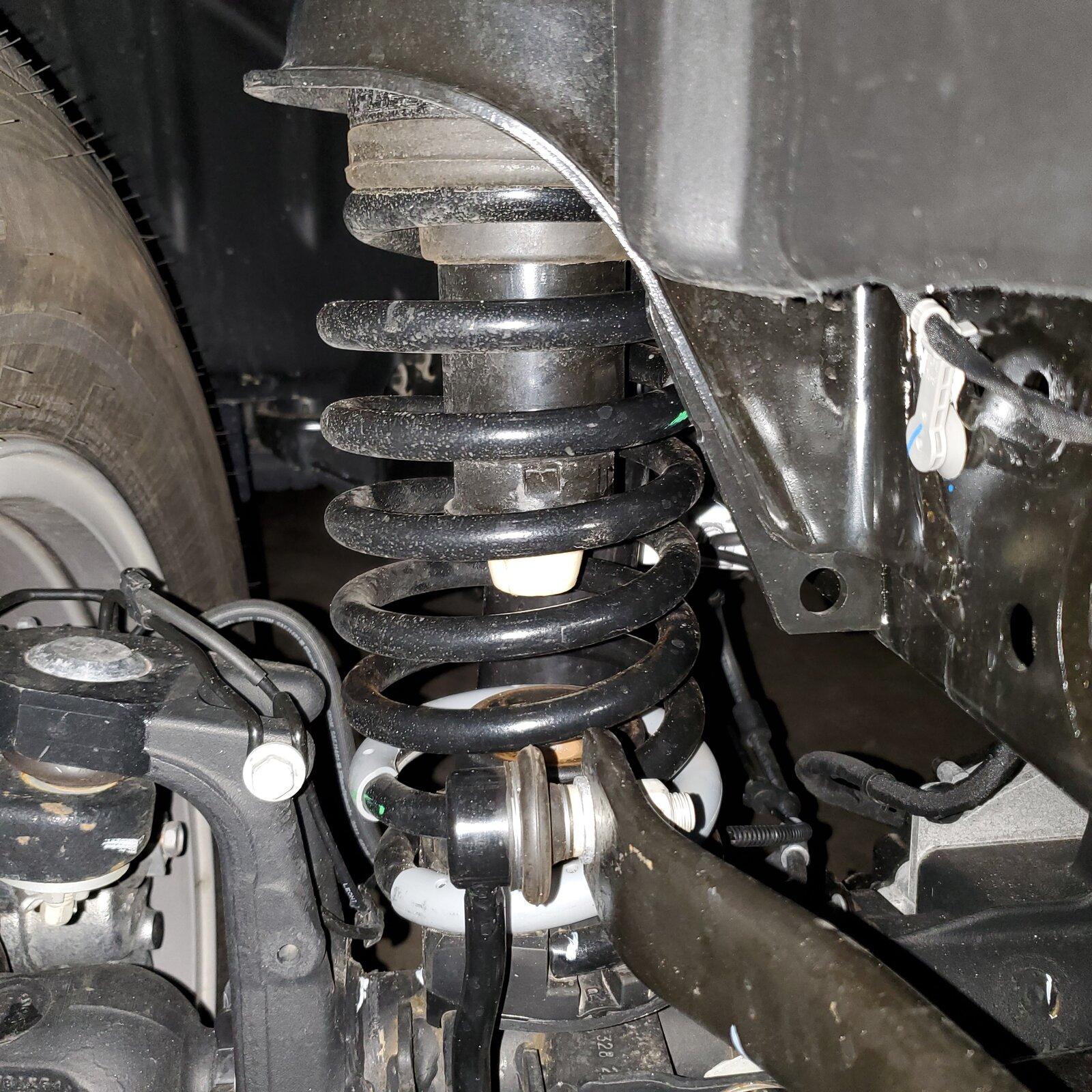 Jeep Gladiator Level kits causing a front spring bow? 20210120_144006