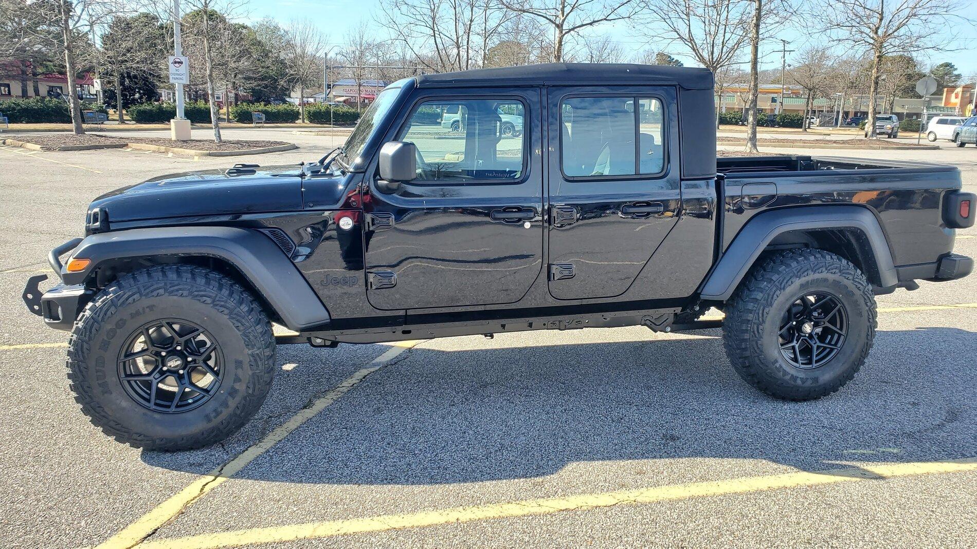 Jeep Gladiator Yes, 37's and no lift on a 21 Sport will work 3