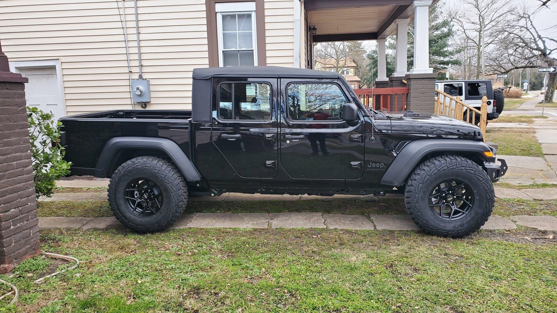 Jeep Gladiator Yes, 37's and no lift on a 21 Sport will work 1