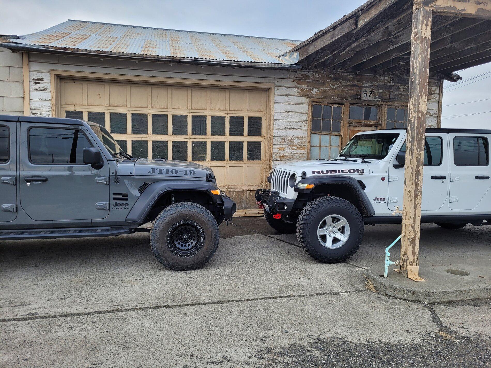 Jeep Gladiator 2.5 rough country leveling kit VS 2 inch mopar lift kit 2jt gas