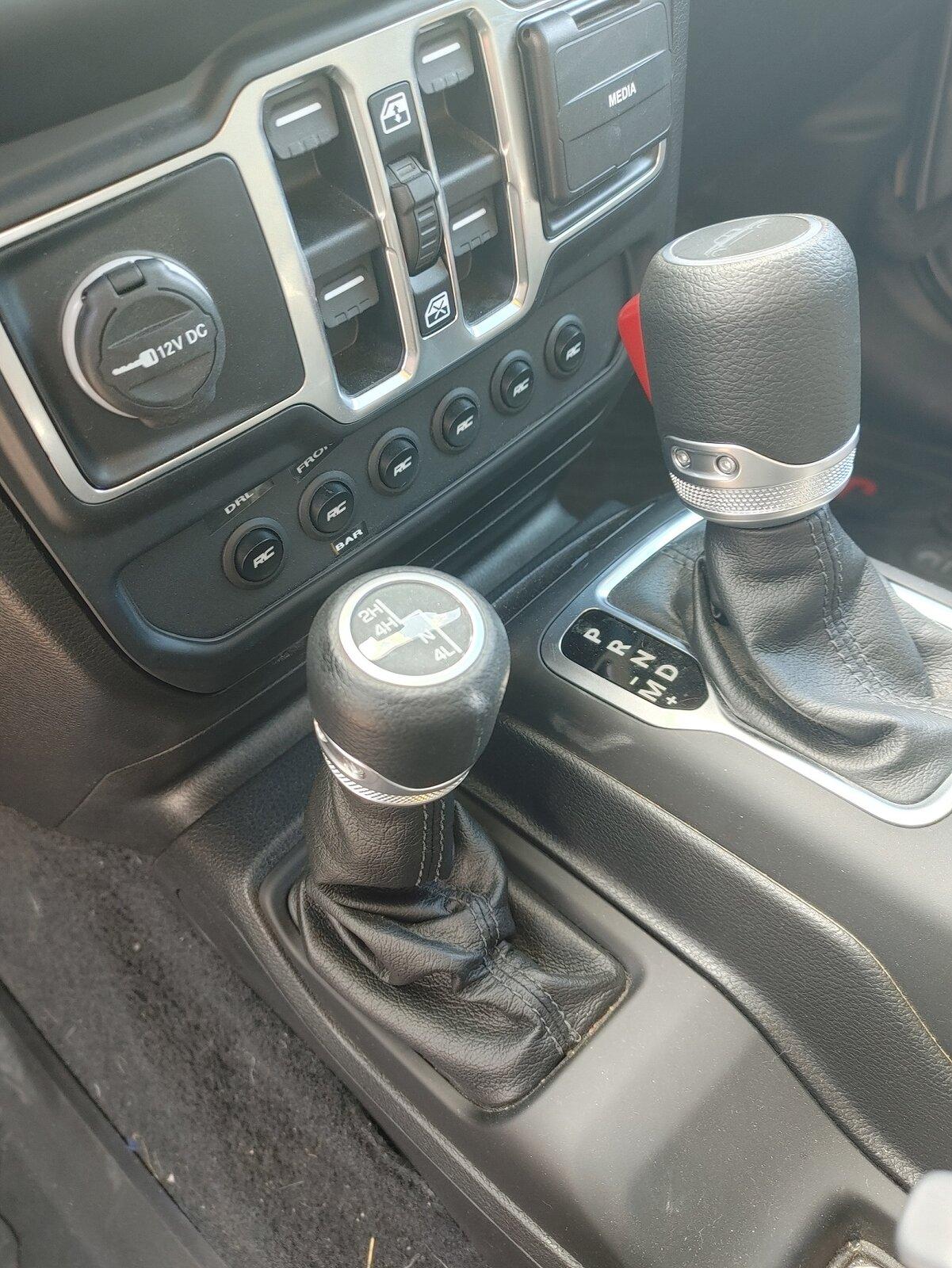 Jeep Gladiator New auxiliary switch bank 0122211207_HDR