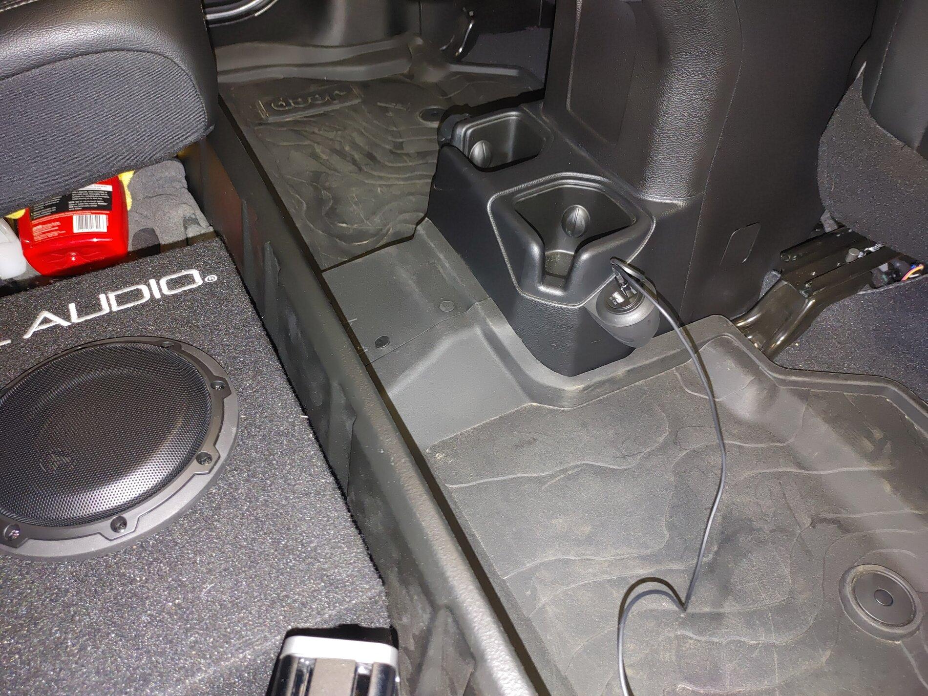 Jeep Gladiator Rear seat power/charging 0715202003c_HDR