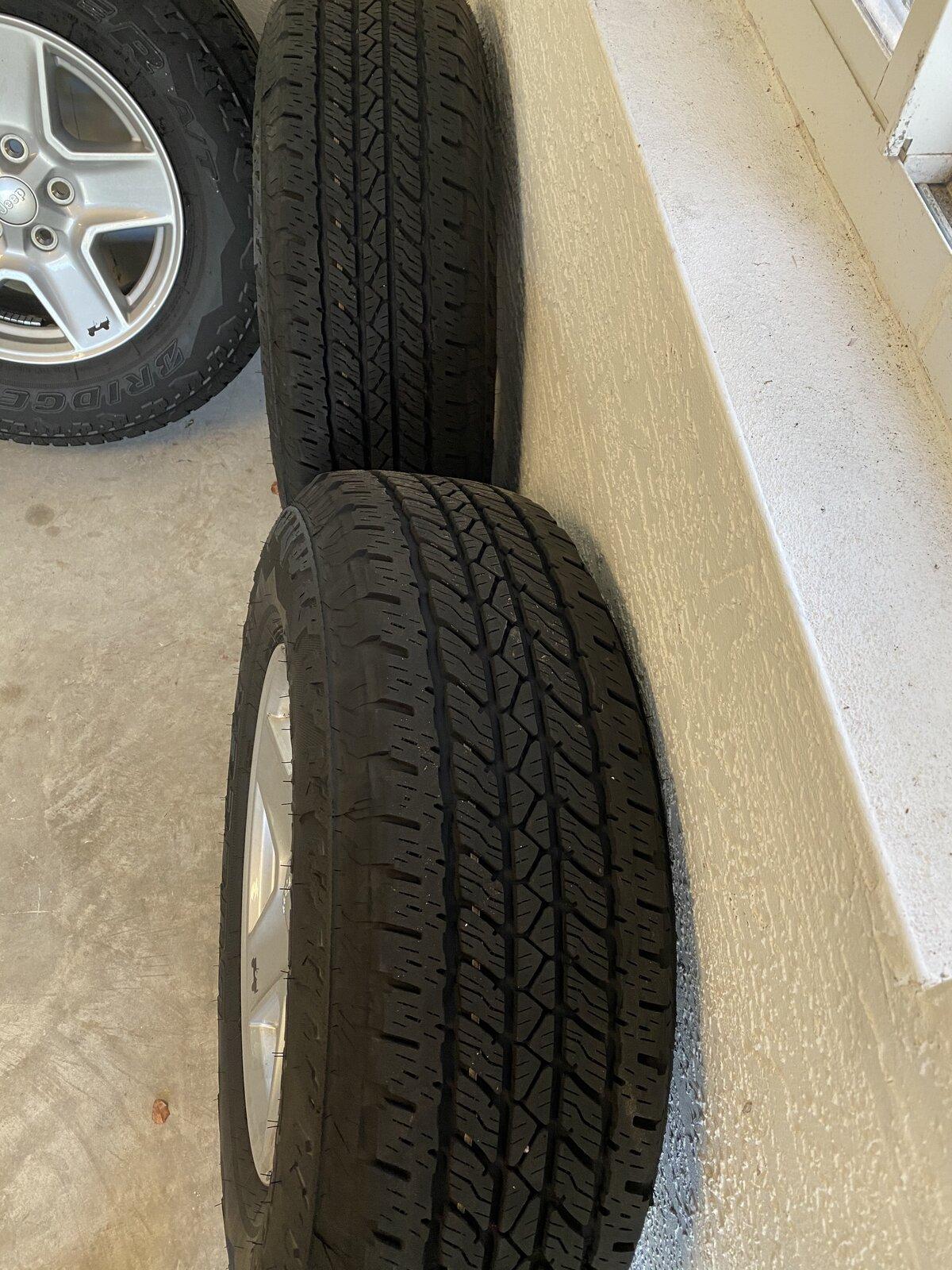 Jeep Gladiator Sport S wheels/tires 1k miles $250 EBD9E1FF-BC88-4BBE-AD4D-0AF38FD3A7C3