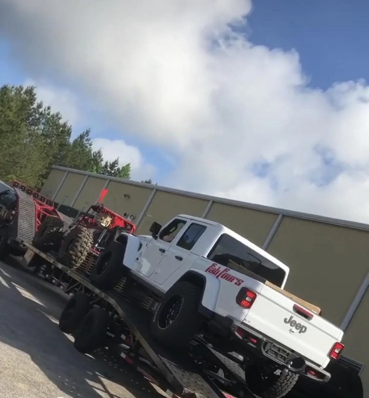 Jeep Gladiator BRIGHT WHITE Gladiator JT Club 1E0D7E54-4359-4884-BA15-B3C931C57CE1