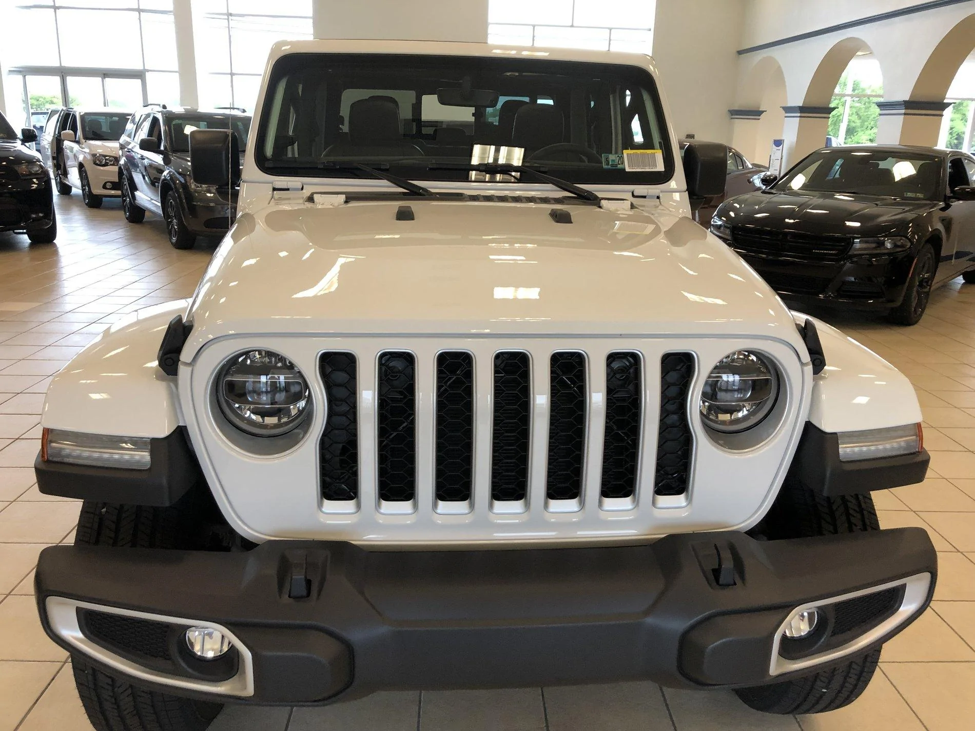 Jeep Gladiator BRIGHT WHITE Gladiator JT Club FF031605-E0DE-49CE-A56F-B0D103942993