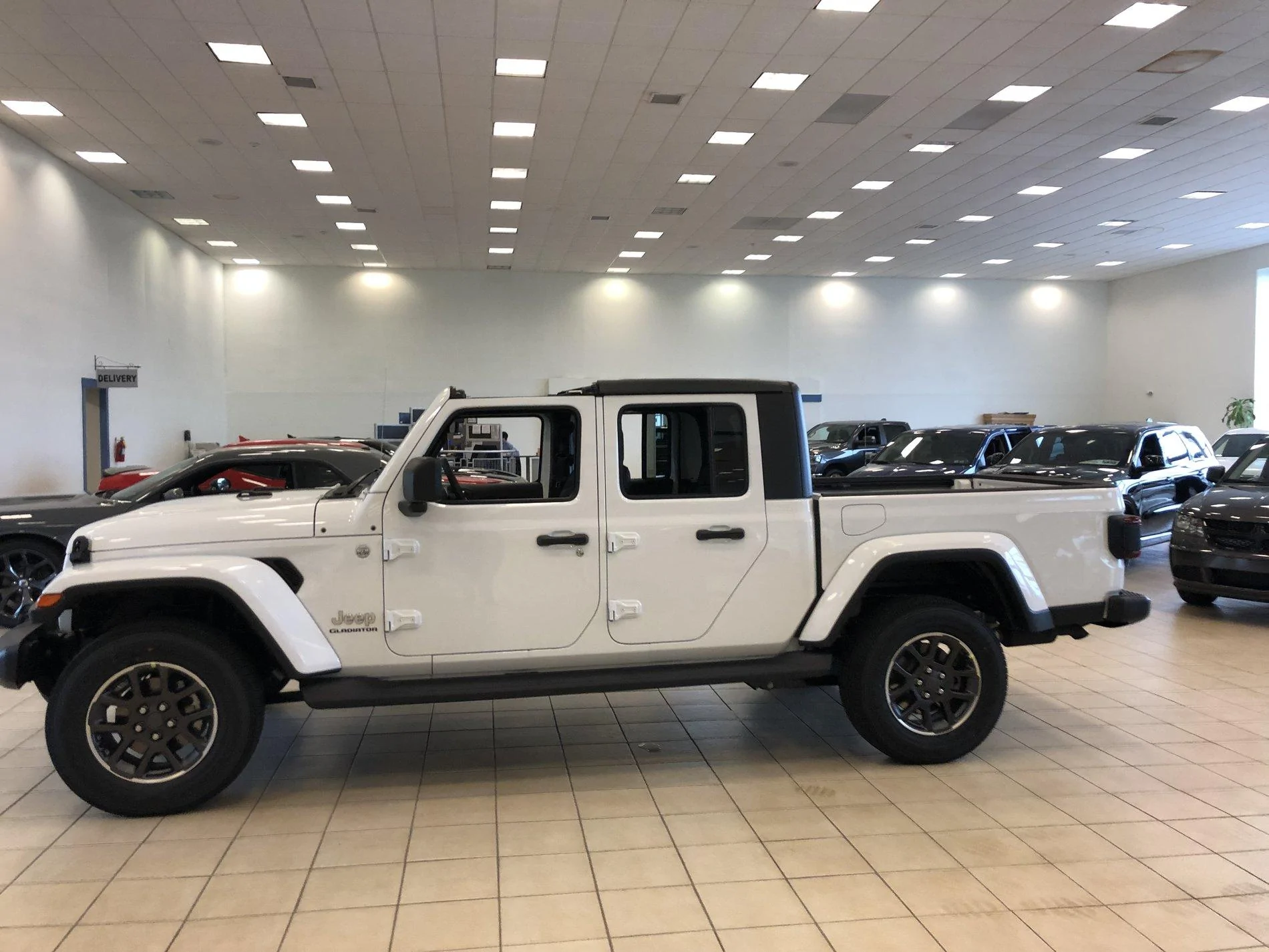 Jeep Gladiator BRIGHT WHITE Gladiator JT Club 43CD044F-0B45-480E-BAF4-4C651EA4C546