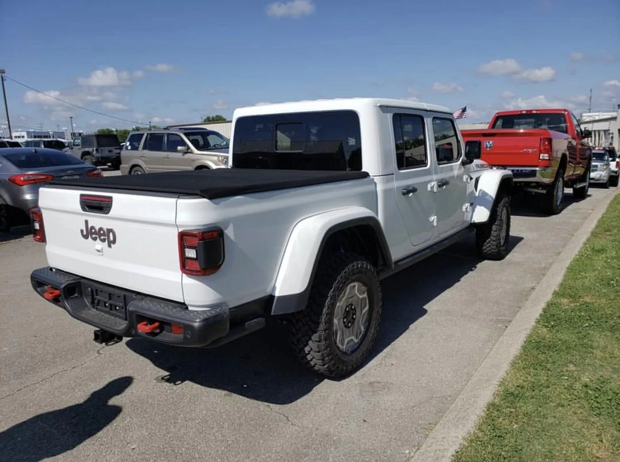 Jeep Gladiator BRIGHT WHITE Gladiator JT Club 9B84BB42-2A2D-42F1-BB49-53622B191917