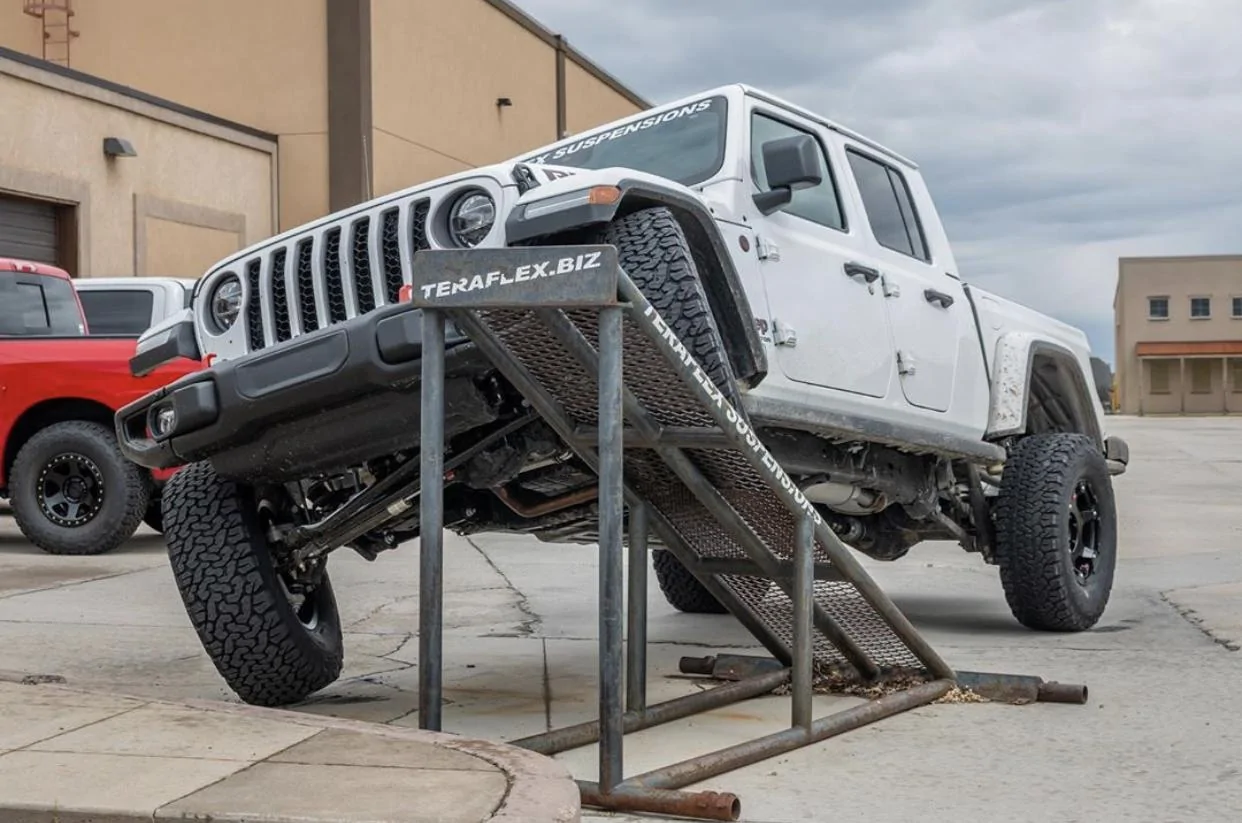 Jeep Gladiator BRIGHT WHITE Gladiator JT Club 35A68662-76CF-4DB9-96F9-712BF267037E