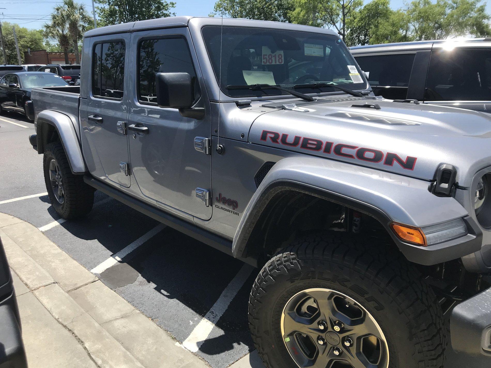 Jeep Gladiator BRIGHT WHITE Gladiator JT Club E64CC257-C0B8-4A22-B89B-4703D26B90B8