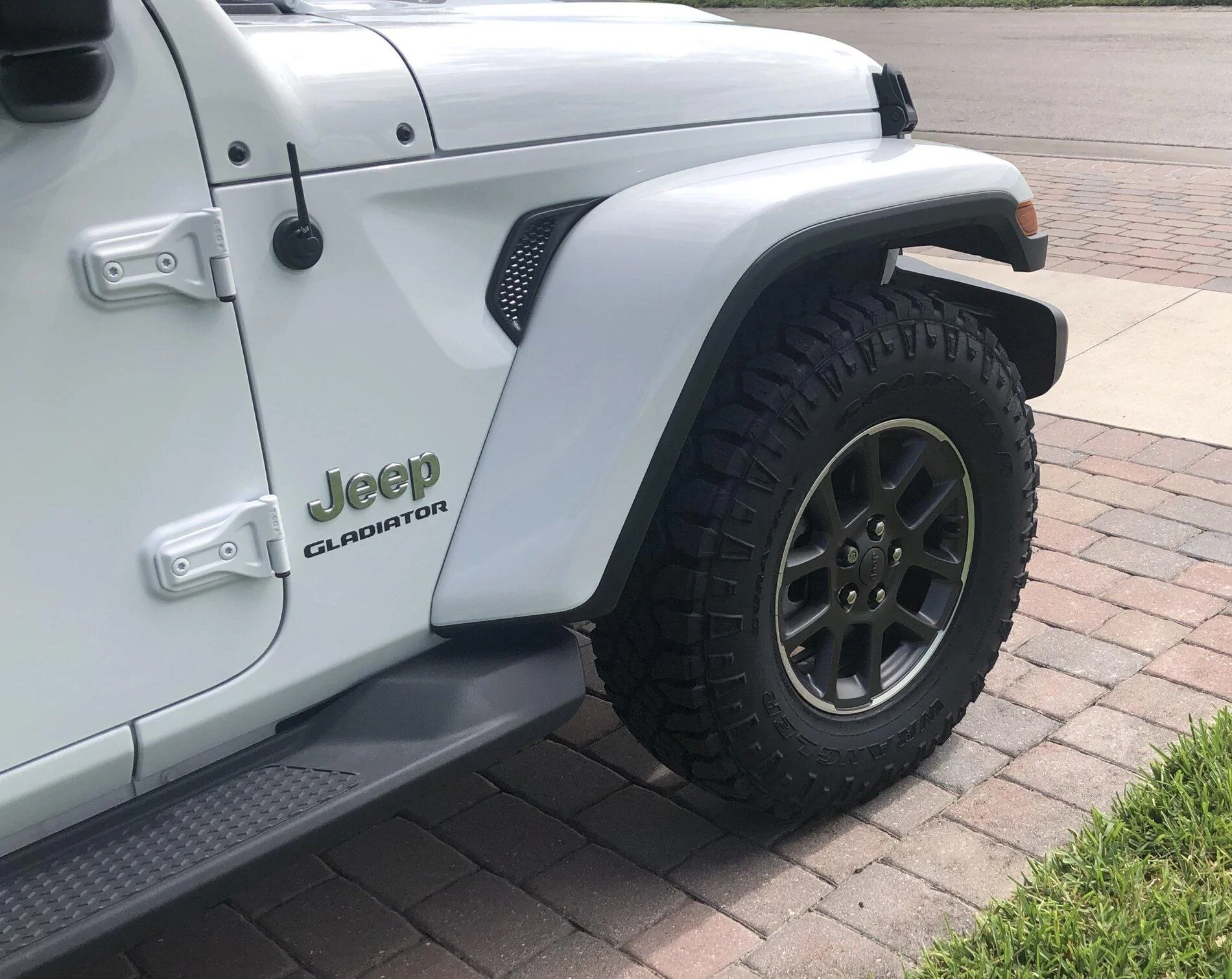 Jeep Gladiator WTS 5x Overland wheels w/ Good Year Duratracs 2768DC19-FAEE-4BC7-812E-43D47D77E356