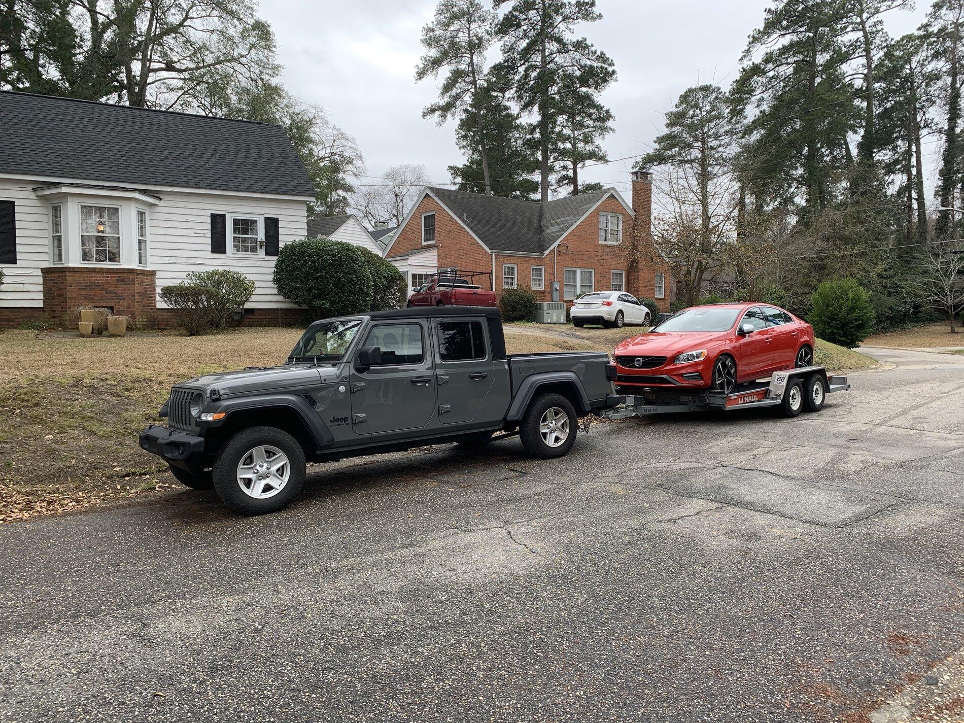 Jeep Gladiator Towing a car 1611760963130