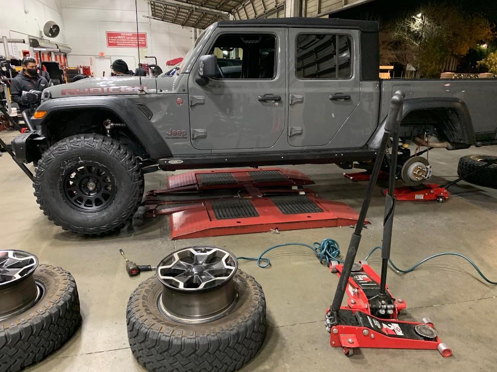 Jeep Gladiator Sting-Gray manual JTR build - Clayton 3.5", Falcon Adjustable shocks, Warn Winch, Rock Slide Engineering steps, etc... HvH7al