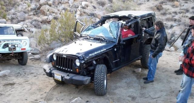 Jeep Gladiator WHY???? jeep-jku-rollover-windshield-failure.pn