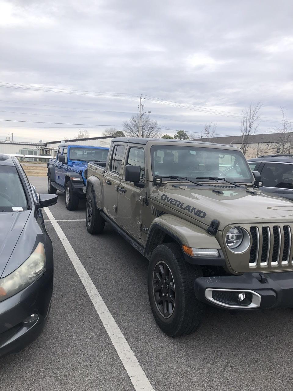 Jeep Gladiator Jeeps Parking Next To Jeeps DC0D7169-B320-4EB3-BFAF-6972684CEA26_1_201_a