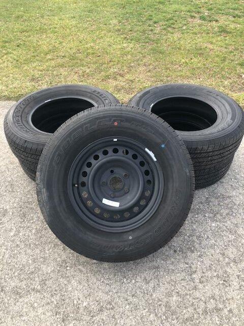 Jeep Gladiator 2020 Sport wheels and spare 8EFC928C-0E80-47BF-99D2-719865E13B69