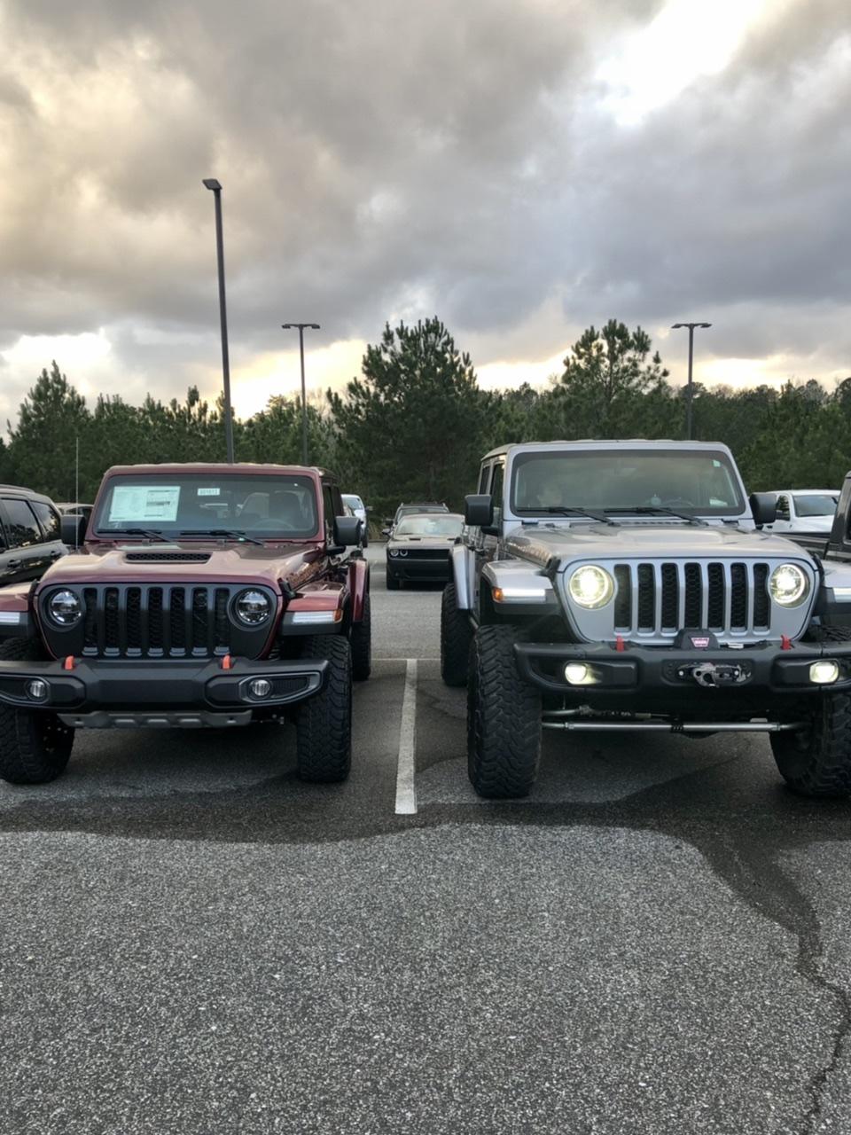 Jeep Gladiator Jeeps Parking Next To Jeeps E7A19A4F-53C1-4109-ADC0-BBF34BA1758D