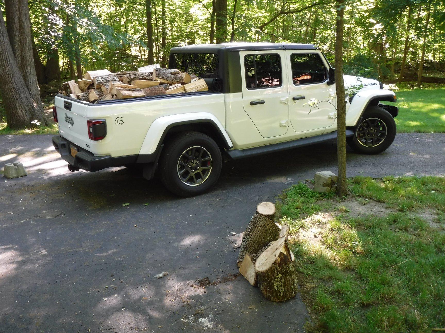 Jeep Gladiator Yard Work 74907700_3196151780448029_1338004427666176624_o