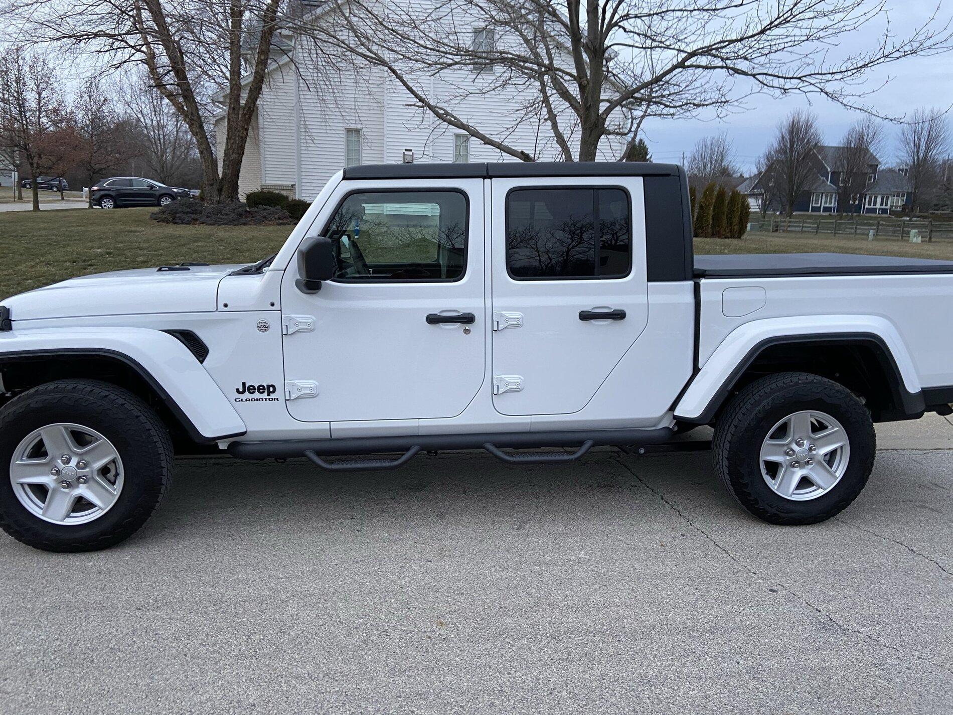 Jeep Gladiator New Owner Bright White Sport S Max tow D94FA6AE-25B4-4485-832D-DEB37A7FE5D6