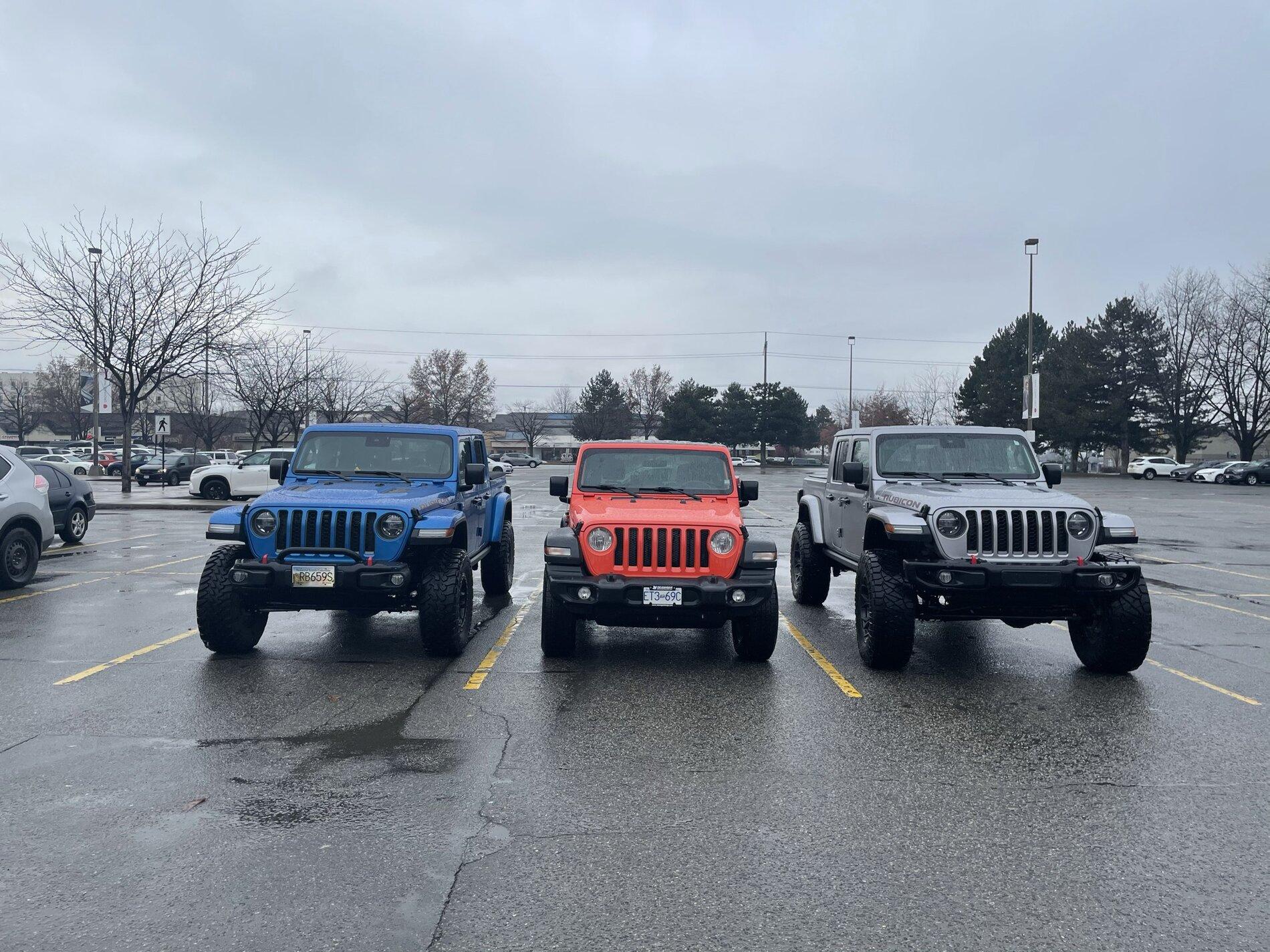 Jeep Gladiator Jeeps Parking Next To Jeeps 2A0C7508-621F-4FF1-A538-21AA95BF52E0