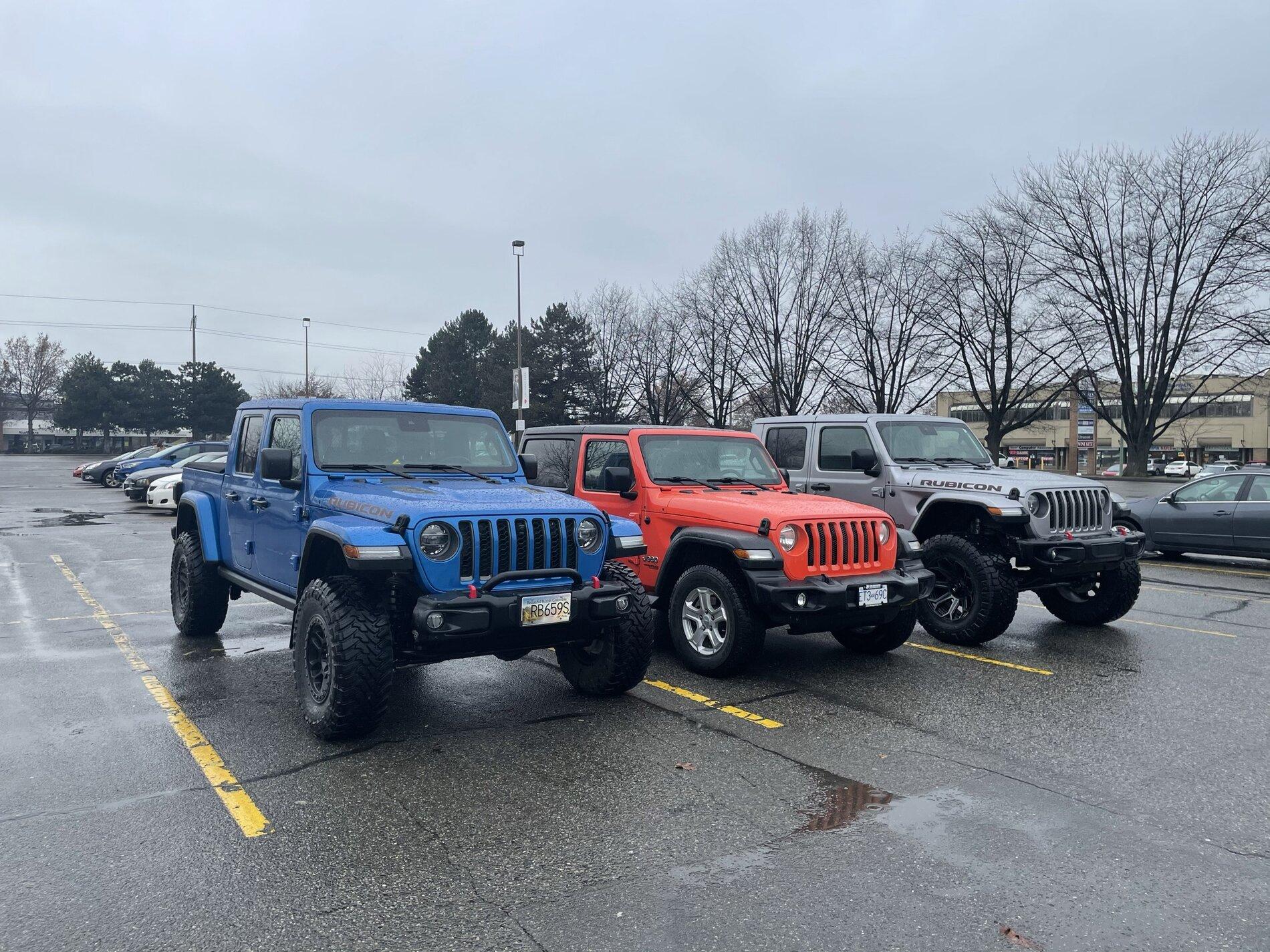 Jeep Gladiator Jeeps Parking Next To Jeeps 464F0129-8085-4B51-B16F-7AB0F27F96B7