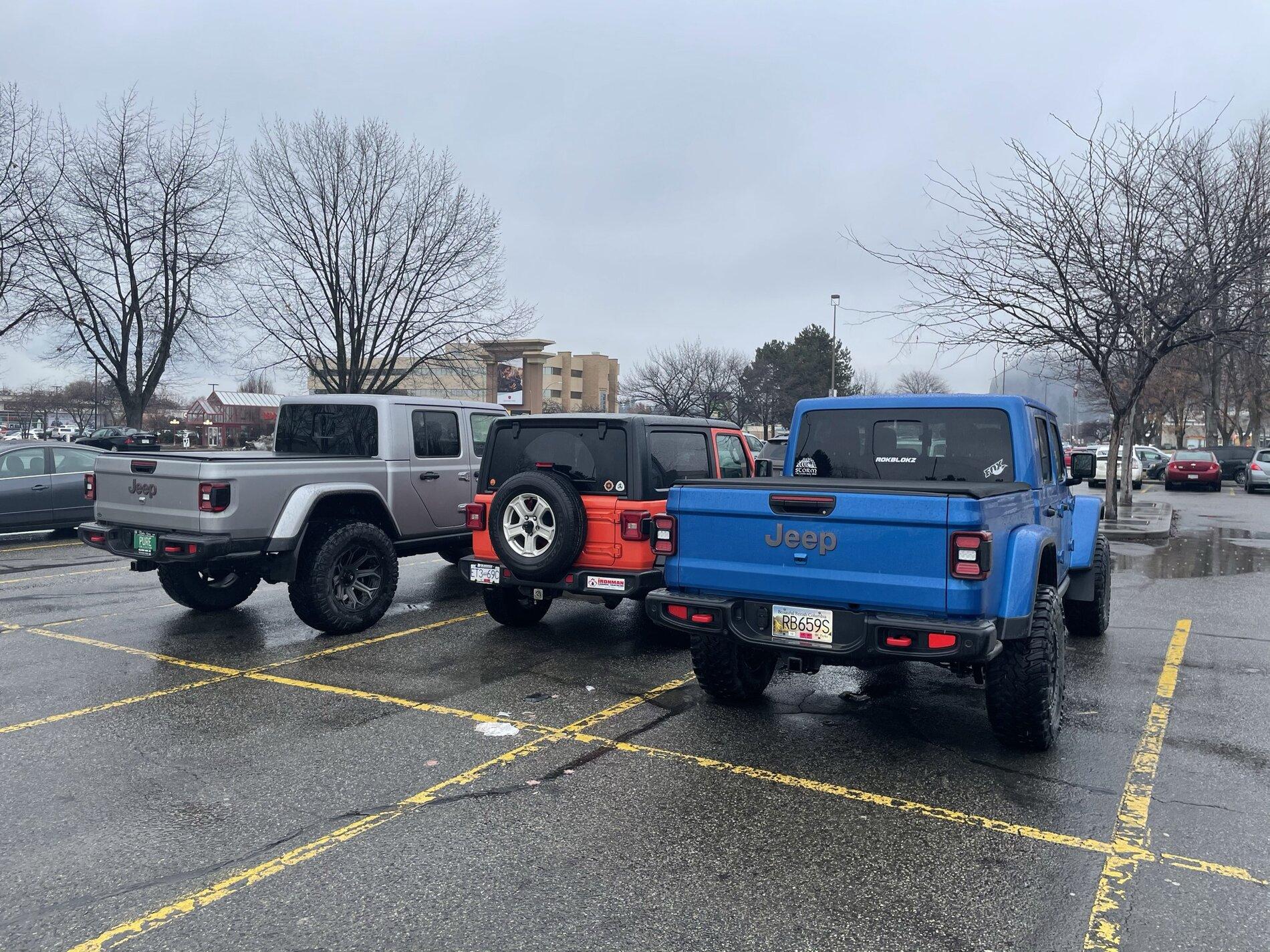 Jeep Gladiator Jeeps Parking Next To Jeeps A3F5B0E1-12A3-44AE-B428-E7078C8CE934