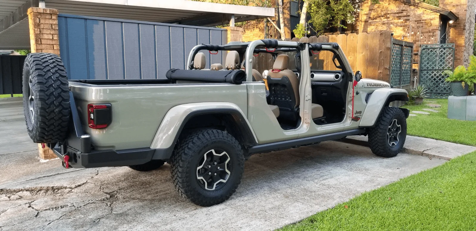 Jeep Gladiator No padding wrapped around the JT's roll bars? 1612670752402