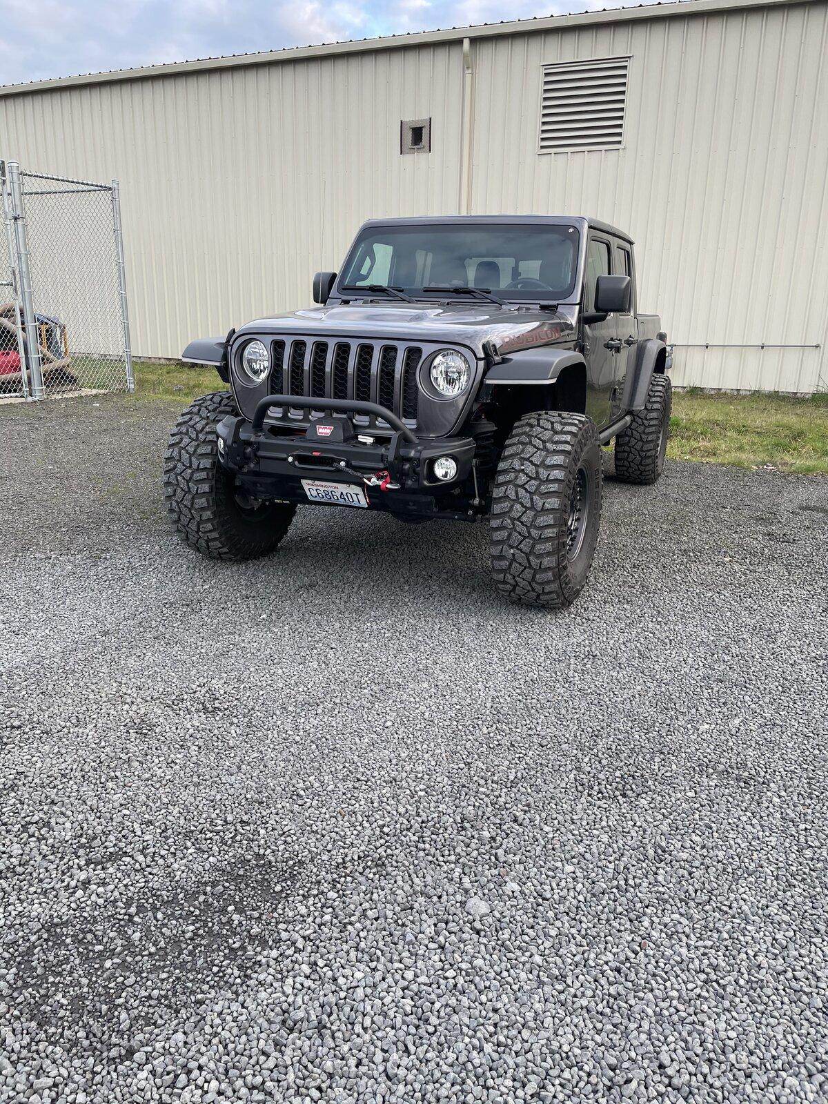 Jeep Gladiator Axial Racing Jeep Gladiator 1/10 Scale RC Rock Crawler 1FF67982-1274-4512-803F-D0C38FD4F5AA