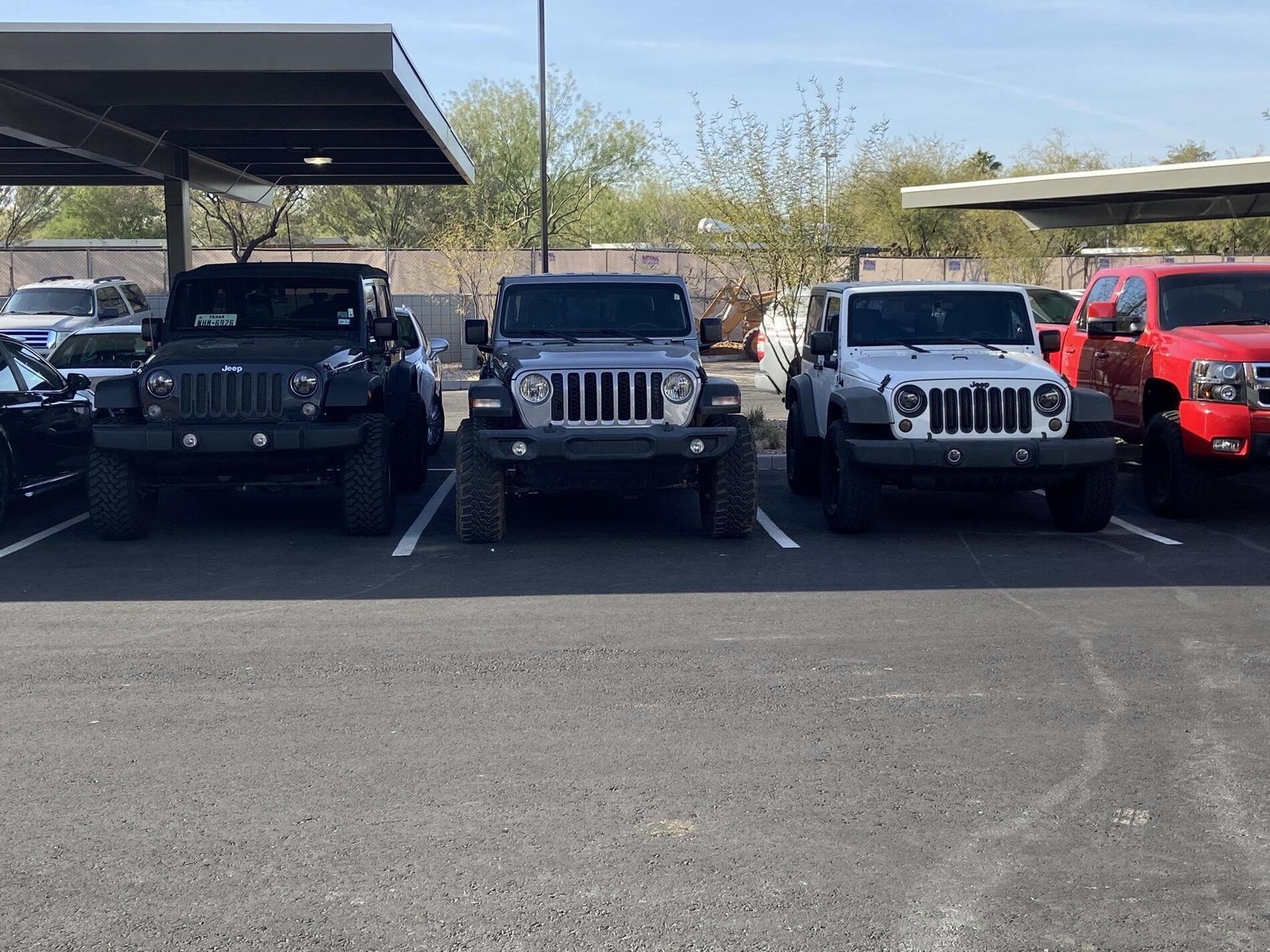 Jeep Gladiator Jeeps Parking Next To Jeeps 2Gwr2NM