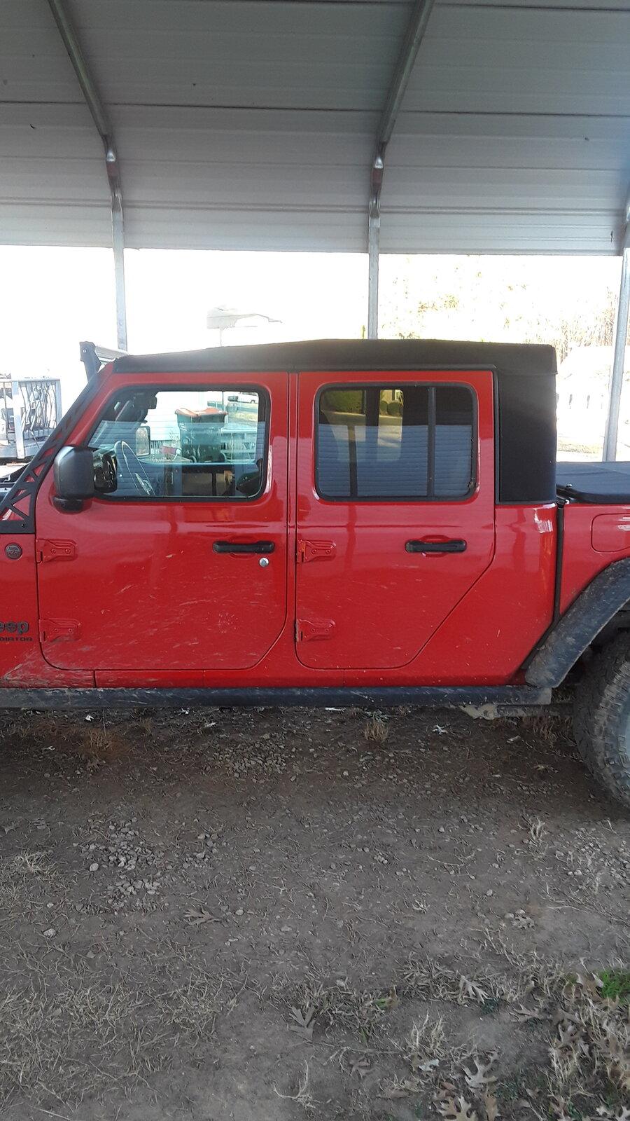 Jeep Gladiator Light Bar makes soft top sound like 'Old Glory' flapping in the wind 20210208_171214