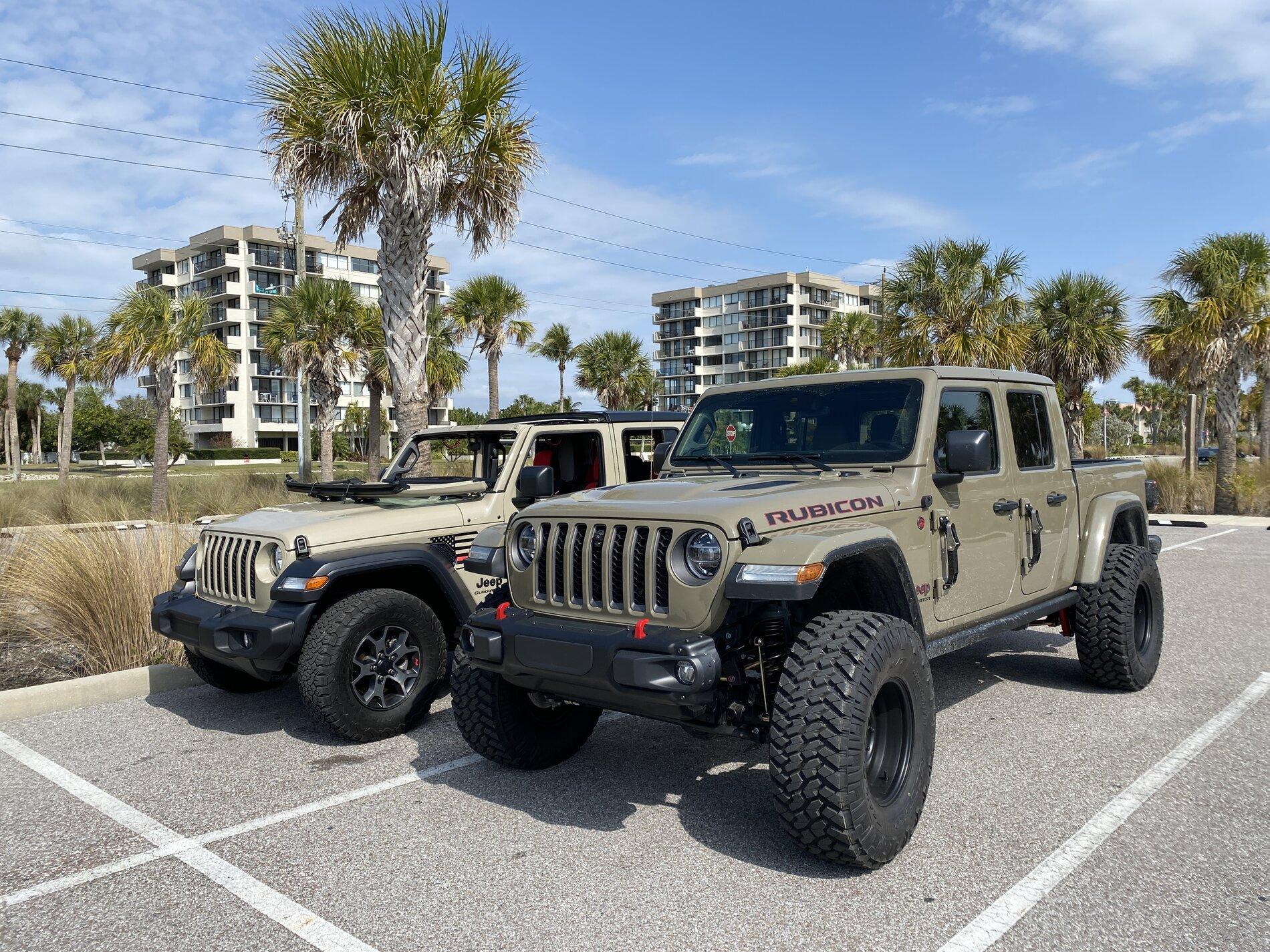 Jeep Gladiator Jeeps Parking Next To Jeeps IMG_0476.JPG
