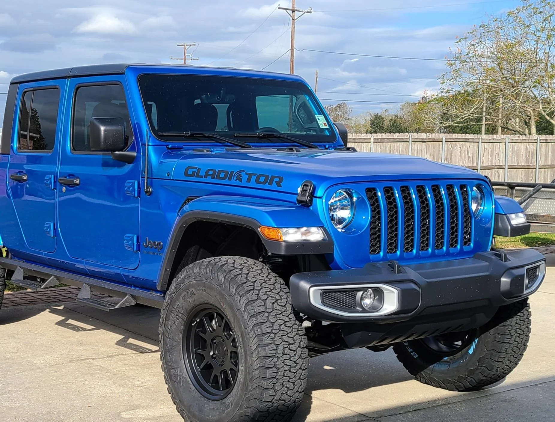 Jeep Gladiator Anyone remove Mojave, Rubicon or Willys hood decals ? 20201124_143042