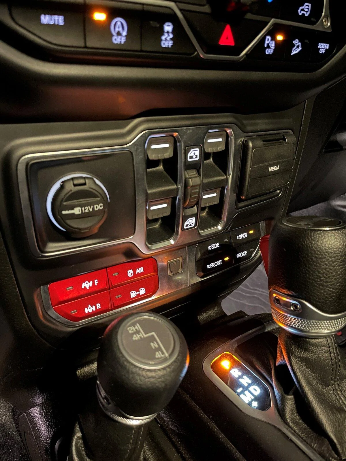 Jeep Gladiator New auxiliary switch bank IMG_1926